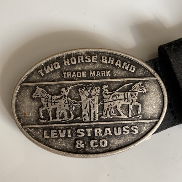 Levi’s Jeanswear Genuine Leather belt with Embossed Pewter Belt Buckle NWOT - Picture 2 of 7